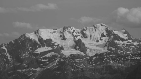Foto de Imagen monocromática de la Cordillera de Bluemlisalp y glaciar, Suiza. - Imagen libre de derechos
