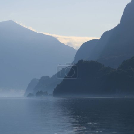 Téléchargez les photos : Vue lointaine d'Iseltwald, Suisse. - en image libre de droit