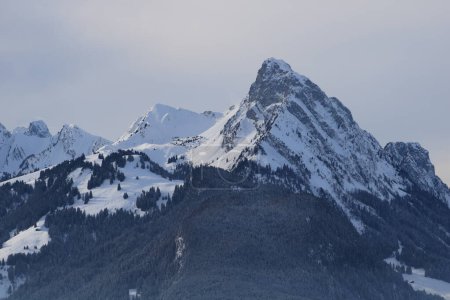 Téléchargez les photos : Majestueuse montagne Le Rubli en hiver. - en image libre de droit