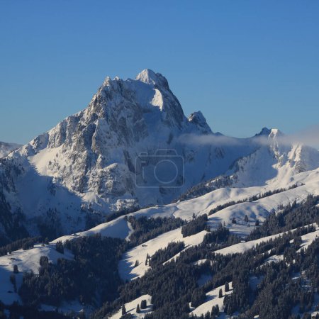 Téléchargez les photos : Domaine skiable Eggli Videmanette et couvert de neige Mont Gummfluh. - en image libre de droit