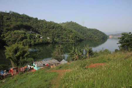 Téléchargez les photos : Collines au bord du lac Begnas, Népal. - en image libre de droit