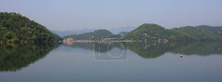 Téléchargez les photos : Collines vertes reflétant dans le lac Begnas, Népal. - en image libre de droit