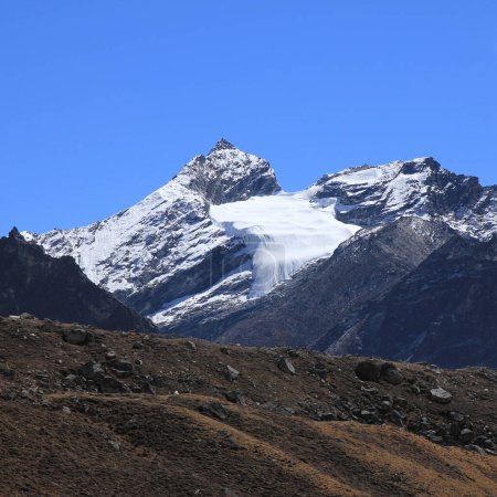 Foto de Pico Nangkartshang, montaña cerca del Paso Kongma La, Nepal. - Imagen libre de derechos