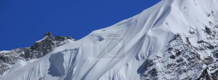 Téléchargez les photos : Détail d'un glacier enneigé et sommet près de Gorak Shep, au Népal. - en image libre de droit