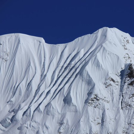 Téléchargez les photos : Détail d'une belle montagne en forme dans l'Himalaya. Vue de Gorakshep, Népal. - en image libre de droit