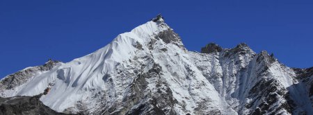Téléchargez les photos : Pic enneigé vu de Gorakshep, Népal. - en image libre de droit