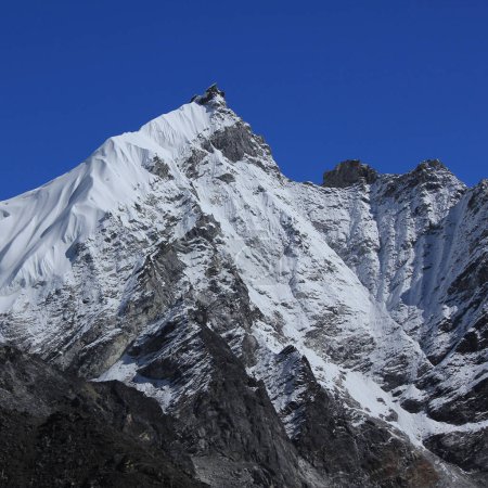 Téléchargez les photos : Ciel bleu sur un pic enneigé vu de Gorakshep, Népal. - en image libre de droit