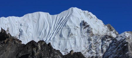 Téléchargez les photos : Ciel bleu sur une haute montagne enneigée dans l'Himalaya, vue depuis Gorakshep, Népal. - en image libre de droit