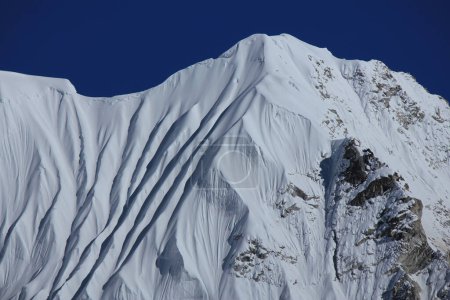 Téléchargez les photos : Belles structures sur une montagne enneigée près du mont Everest, Népal. - en image libre de droit