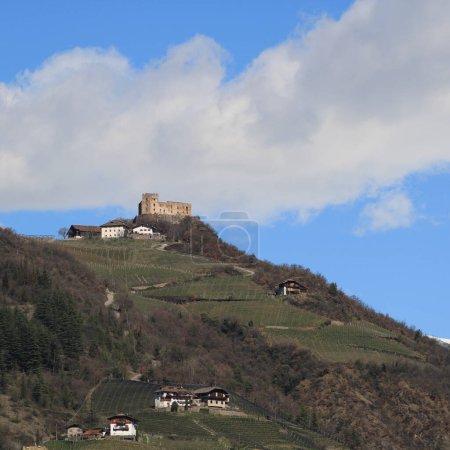 Rafenstein, Burgruine auf einem Hügel oberhalb von Bozen, Italien.