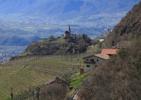 St. Georgen, kleines Dorf und Kapelle oberhalb von Bozen, Italien.