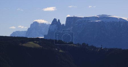 Hochgebirge Langkofel, Santner Spitze, Euringer Spitze und andere von Jenesien, Südtirol aus gesehen.