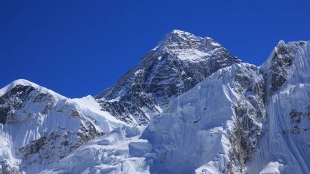 Téléchargez les photos : Ciel bleu azur au-dessus du mont Everest, Népal. - en image libre de droit