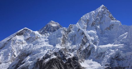 Sehr klarer blauer Himmel über Mount Everest und Nuptse.
