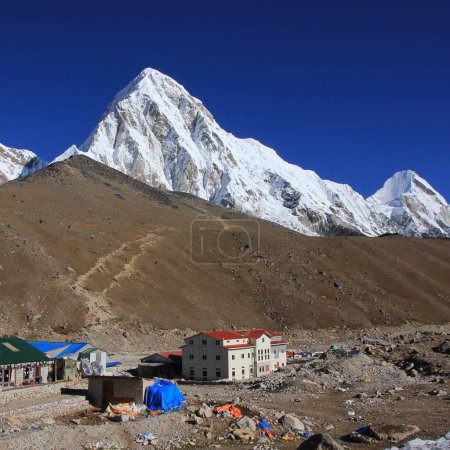 Téléchargez les photos : Petits hôtels à Gorakshep, derniers pavillons avant le camp de base d'Everest, Népal. - en image libre de droit