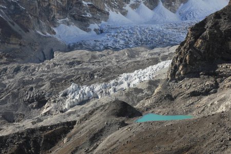 Lago glaciar de color turquesa visto desde Kala Patthar, Nepal.
