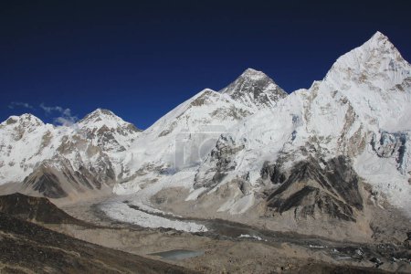 Monte Everest y campamento base del Everest visto desde Kala Patthar, Nepal.