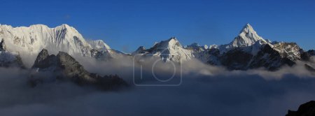 Monte Ama Dablam y otras altas montañas que llegan de un mar de niebla, Nepal.