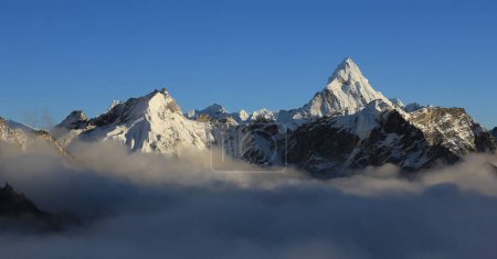 Monte Ama Dablam y otras montañas que llegan de un mar de niebla, Nepal.