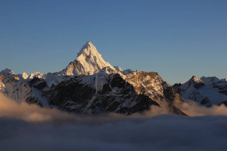 Téléchargez les photos : Mont Ama Dablam juste avant le coucher du soleil, vue de Kala Patthar, Népal. - en image libre de droit