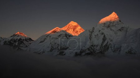 Mount Everest und Nuptse bei Sonnenuntergang, Blick von Kala Patthar, Nepal.