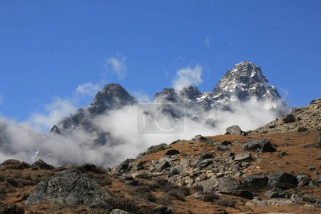 Picos del Monte Tabuche y Tobuche vistos desde Dzongla, Nepal.