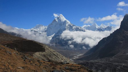 Nuages remontant la vallée de Khumbu et le mont Ama Dablam, au Népal.