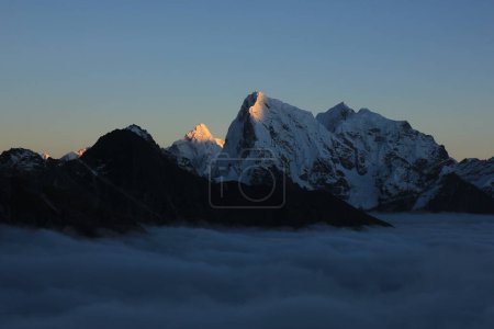 Pics du Mont Ama Dablam et Cholatse au coucher du soleil, Népal.