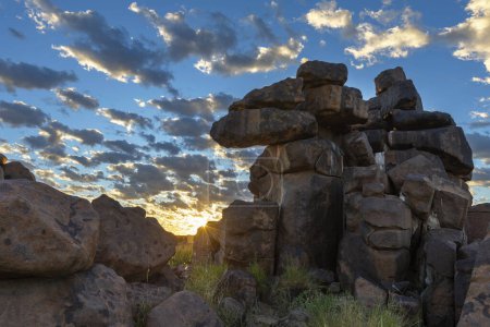 Téléchargez les photos : Lever de soleil et nuages lâches sur les rochers de granit Giants Playground Namibie - en image libre de droit