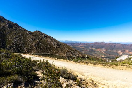 Téléchargez les photos : Regarder Little Karoo depuis le col du Swartberg en Afrique du Sud - en image libre de droit