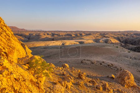Téléchargez les photos : Lumière jaune au coucher du soleil sur le côté du désert Namib Canyon Kuiseb Namibie - en image libre de droit