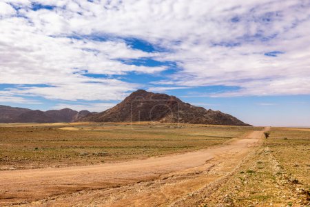 Téléchargez les photos : Route de gravier dans le désert de Namib près de Kuiseb Canyon Namibie - en image libre de droit