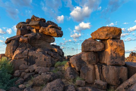 Téléchargez les photos : Gros rochers empilés les uns sur les autres à Giants Playground en Namibie - en image libre de droit