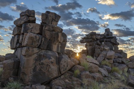 Téléchargez les photos : Coup de soleil entre les rochers au lever du soleil Giants Playground Namibie - en image libre de droit