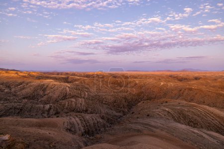 Téléchargez les photos : Formations rocheuses linéaires dans le paysage lunaire Kuiseb Canyon Namibie - en image libre de droit