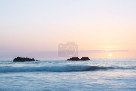 Téléchargez les photos : Coucher de soleil sur l'océan avec des rochers. côte ouest de l'île de La Palma, Espagne - en image libre de droit