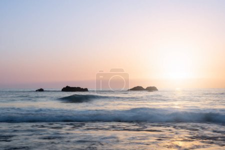 Téléchargez les photos : Magnifique coucher de soleil sur l'océan avec des rochers. côte ouest de l'île de La Palma, Espagne. Soirée en bord de mer - en image libre de droit