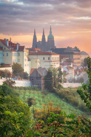 Téléchargez les photos : Magnifique panorama du Château de Prague au lever du soleil - en image libre de droit
