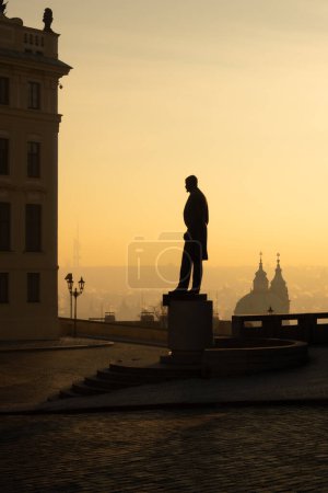 Téléchargez les photos : Silhouette de la statue de T.G. Masaryk sur Hradcanske namesti lors d'un beau lever de soleil matinal. Prague, la capitale de la République tchèque - en image libre de droit