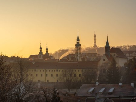 Téléchargez les photos : Panorama de Prague avec l'église des Capucins, Prague Loreto et Petn tour de guet à un beau lever de soleil. Prague, la capitale de la République tchèque - en image libre de droit