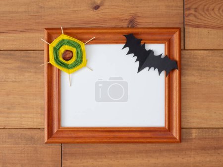 Téléchargez les photos : Cadre halloween avec chauve-souris et filet d'araignée coloré, fait main - en image libre de droit