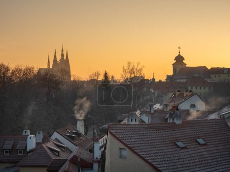 Téléchargez les photos : Joli panorama matinal de Prague avec la silhouette du château de Prague et de l'église Saint-Jean de Nepomuk. Lever de soleil sur Prague avec des tours typiques. République tchèque. - en image libre de droit