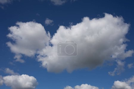 Téléchargez les photos : Ciel bleu avec de gros nuages blancs. Texture Cloudscape - en image libre de droit