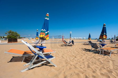 Téléchargez les photos : Chaises de plage et parasols sur la plage - en image libre de droit