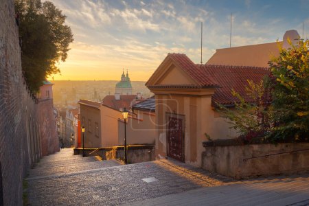 Téléchargez les photos : Belle vue sur les nouveaux escaliers du château dans la vieille ville avec un lampadaire historique dans la lueur du lever du soleil - en image libre de droit