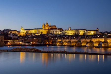 Téléchargez les photos : Château de Prague, le plus grand complexe du château dans le monde et Pont Charles, Prague, la capitale de la République tchèque - en image libre de droit
