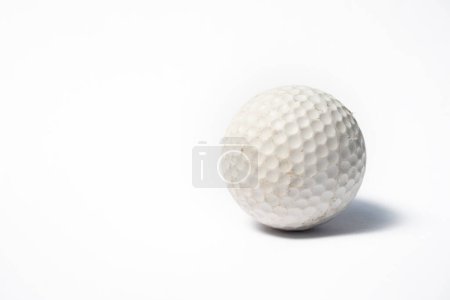 Téléchargez les photos : Photo studio d'une ancienne balle de golf sur fond blanc - en image libre de droit
