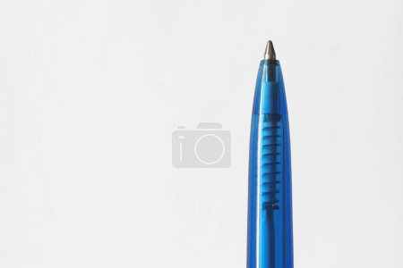 Téléchargez les photos : Gros plan de la plume d'un stylo bille bleu sur fond blanc - en image libre de droit