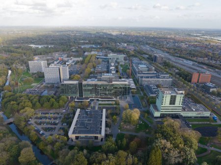 Foto de Eindhoven, 2 de noviembre de 2022, Países Bajos. Universidad de Tecnología de Eindhoven. Edificios de instalaciones del campus de ciencias académicas conocimiento técnico educación e investigación - Imagen libre de derechos