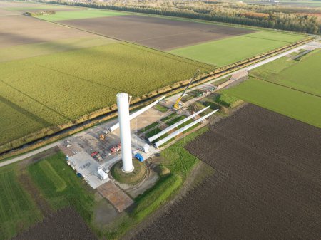Téléchargez les photos : Site de construction d'une éolienne production d'énergie verte aux Pays-Bas. Transistion énergétique durable en cours de réalisation. Vue aérienne par drone de la construction d'un moulin à vent avec des grues. Énergie électrique verte - en image libre de droit